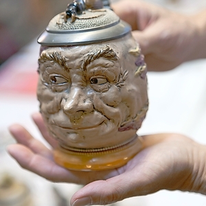 Figurenkrug mit Maikäfer